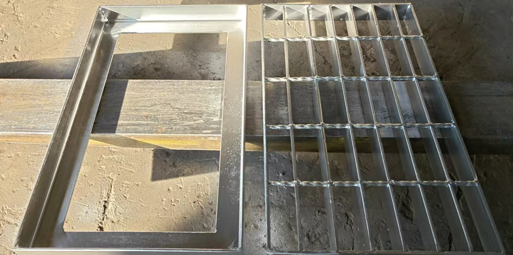 Gitterrost 300x500 mm,  feuerverzinkt Maschenweite 30x10mm, Höhe 22