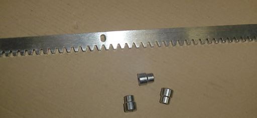 Zahnstange modul 4 (30x12x1005 mm) mit 3 Langlöcher für Türöffner elektr. verzinkt incl. 3 Abstandsbuchsen